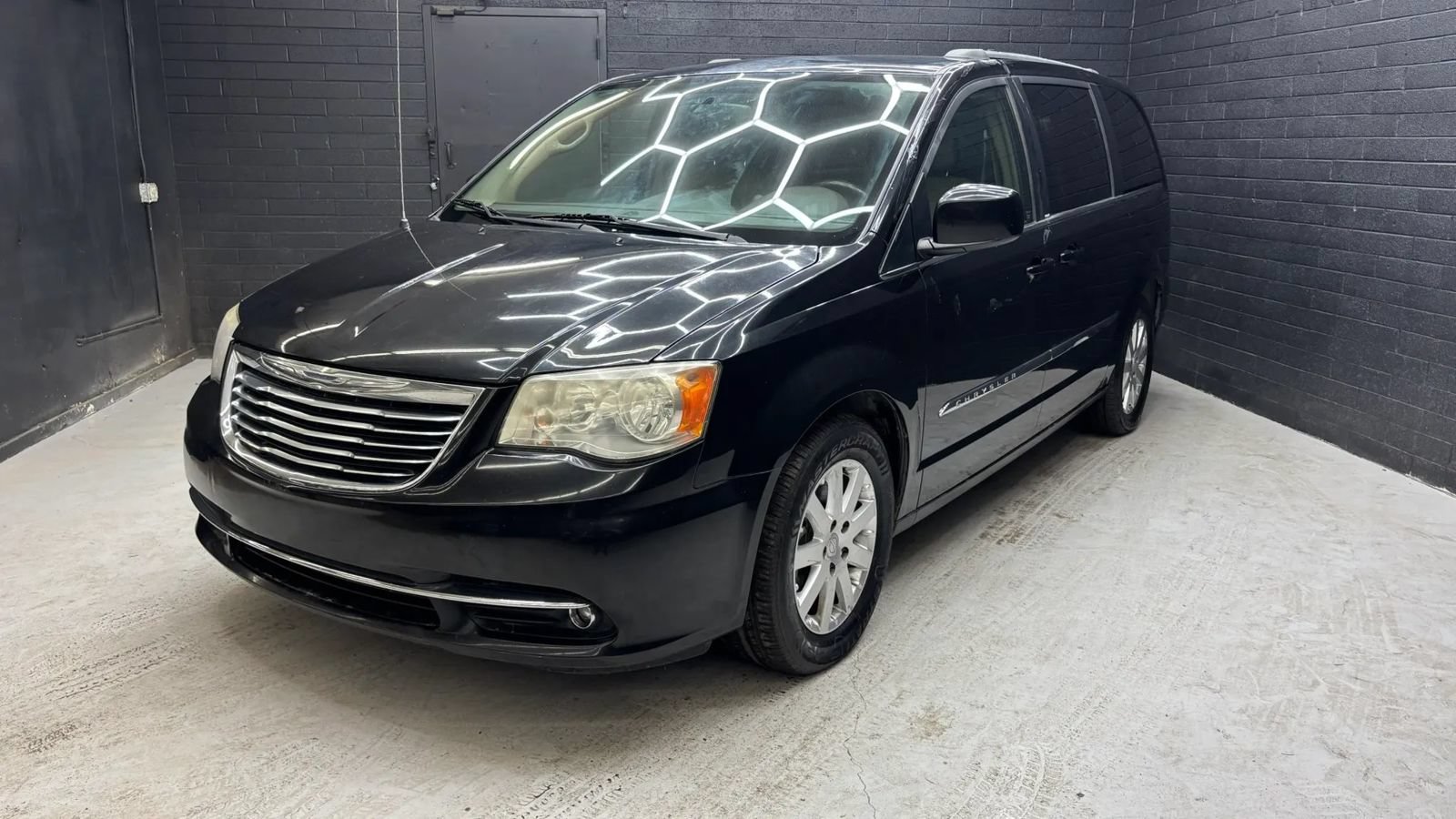 Used 2014 Chrysler Town & Country Touring FWD image 2