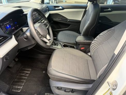 Used 2022 Volkswagen Taos SE w/ Panoramic Sunroof Package FWD image 10