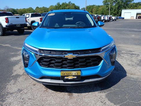 Used 2025 Chevrolet Trax LT FWD image 11