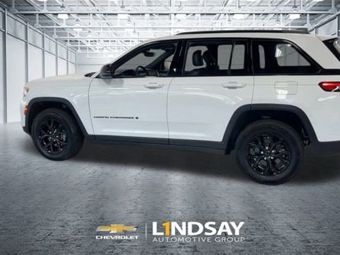 Used 2024 Jeep Grand Cherokee Altitude image 7