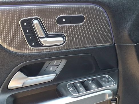 Used 2021 Mercedes-Benz GLB 250 4MATIC image 4