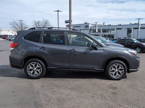 Used 2020 Subaru Forester Premium image 8