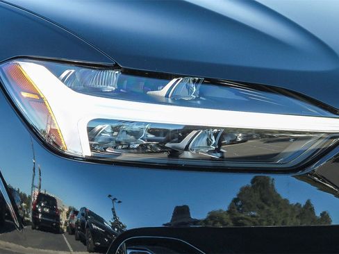 Used 2025 Volvo XC60 B5 Plus image 4