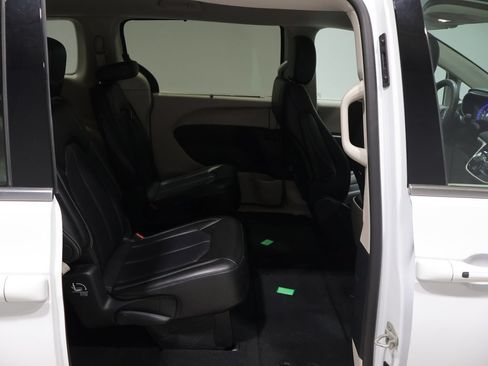 Used 2024 Chrysler Pacifica Touring-L FWD image 21