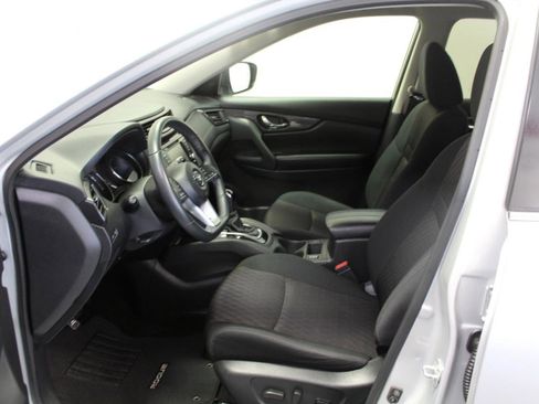 Used 2018 Nissan Rogue SV image 17