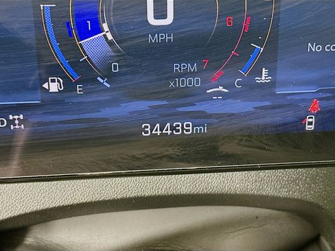 Used 2025 Chevrolet Traverse LT image 19