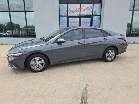 Used 2025 Hyundai Elantra SE FWD image 4