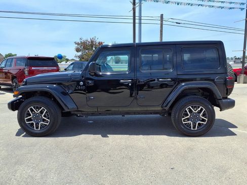Used 2025 Jeep Wrangler Unlimited Sahara AWD/4WD image 5