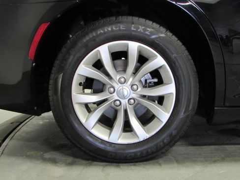 Used 2020 Chrysler 300 Touring image 9