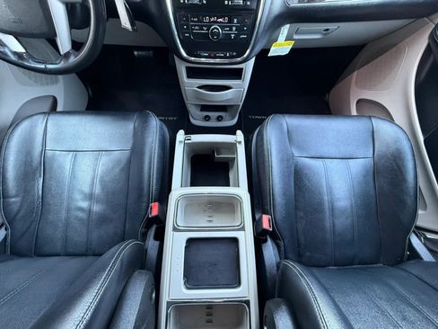 Used 2016 Chrysler Town & Country Touring FWD image 51