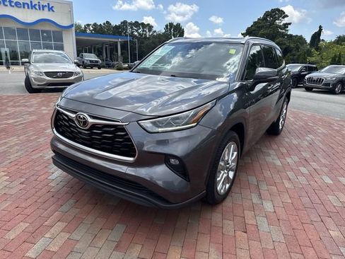 Used 2023 Toyota Highlander Limited FWD image 32