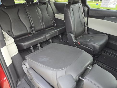 Used 2022 Kia Carnival LX FWD image 23