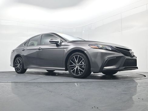 Used 2024 Toyota Camry SE image 43