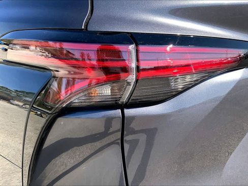 Used 2025 Toyota Sienna XSE image 28