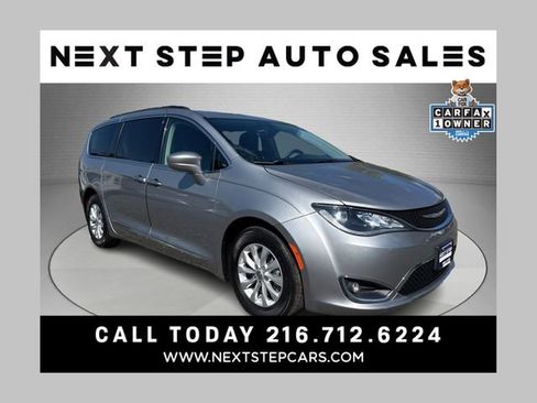 Used 2017 Chrysler Pacifica Touring-L FWD image 1