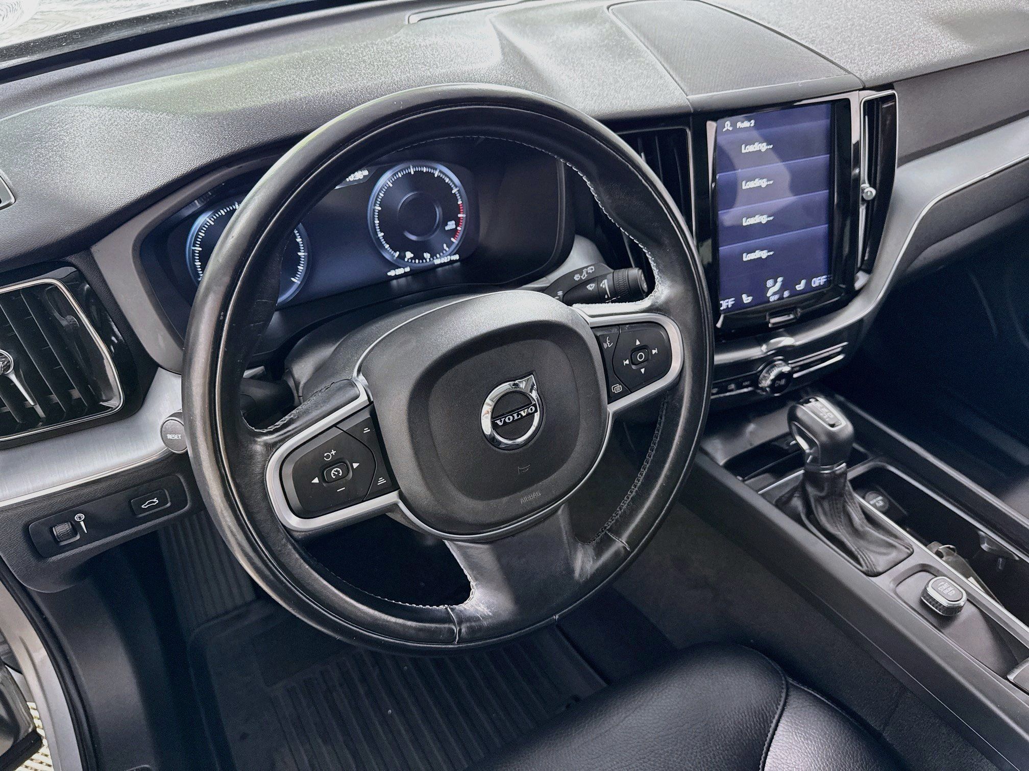 Used 2018 Volvo XC60 T5 Momentum w/ Vision Package AWD/4WD image 12