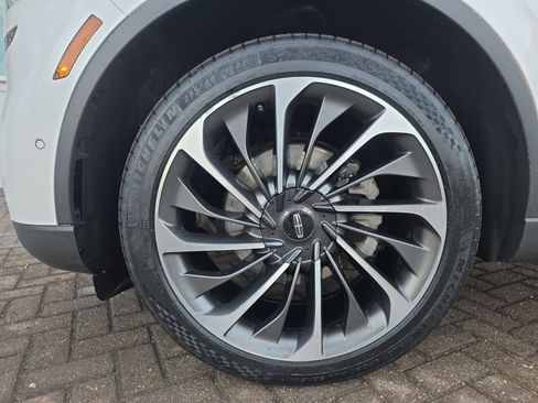 Used 2020 Lincoln Aviator Reserve w/ Equipment Group 202A image 11