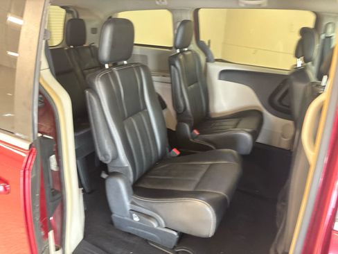 Used 2012 Chrysler Town & Country Touring w/ Entertainment Group #1 FWD image 16
