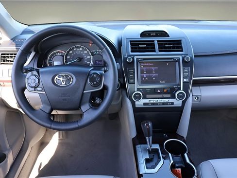 Used 2014 Toyota Camry XLE image 11