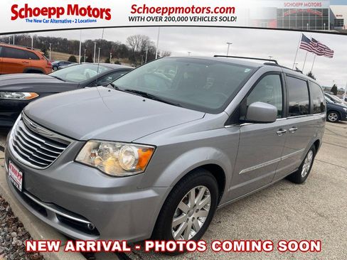 Used 2016 Chrysler Town & Country Touring image 1