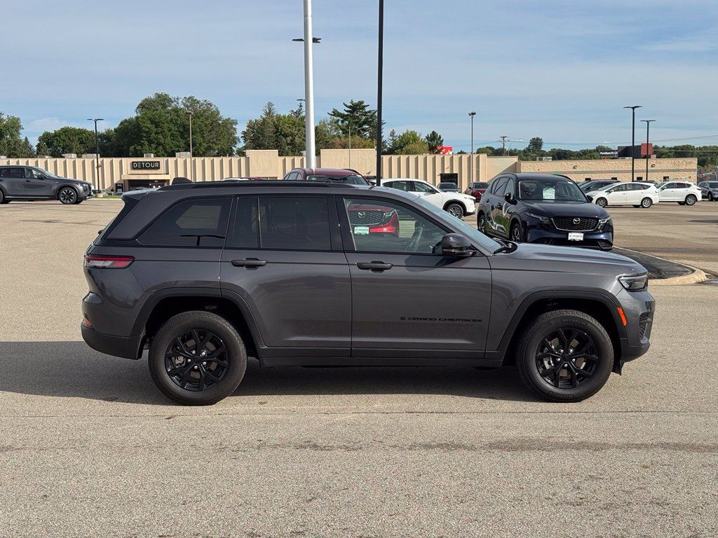 Used 2024 Jeep Grand Cherokee Altitude AWD/4WD image 33