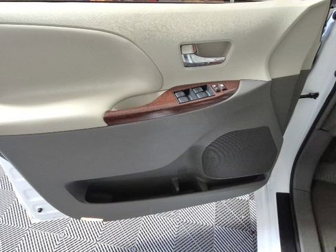 Used 2013 Toyota Sienna XLE image 13