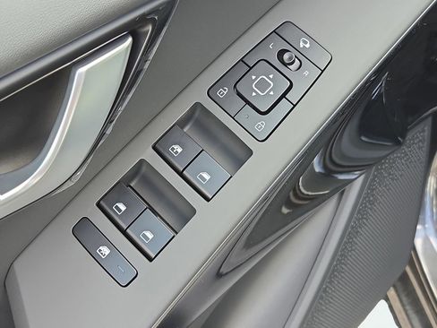 New 2025 Kia Niro EX Touring image 16