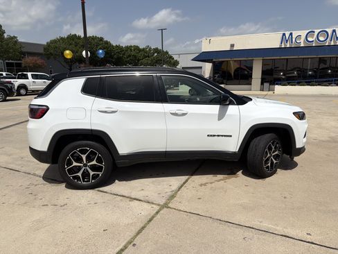 Used 2025 Jeep Compass Limited AWD/4WD image 4