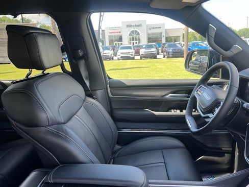 New 2026 Jeep Grand Wagoneer Summit AWD/4WD image 17