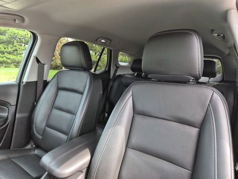 Used 2023 GMC Terrain SLT w/ LPO, Floor Liner Package FWD image 17