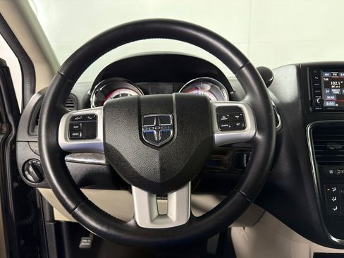 Used 2016 Dodge Grand Caravan SXT w/ UConnect Hands-Free Group FWD image 12