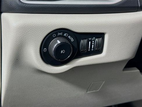 Used 2023 Chrysler Pacifica Touring-L FWD image 8