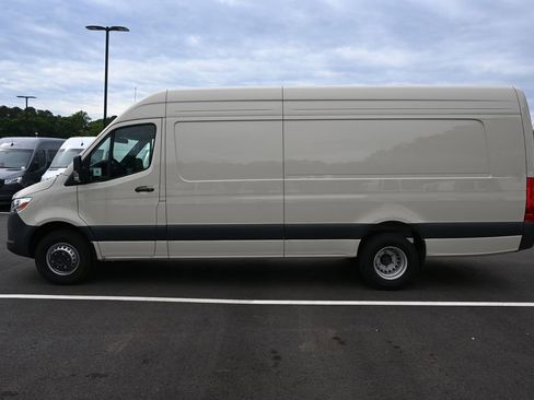 Used 2025 Mercedes-Benz Sprinter 3500 image 3