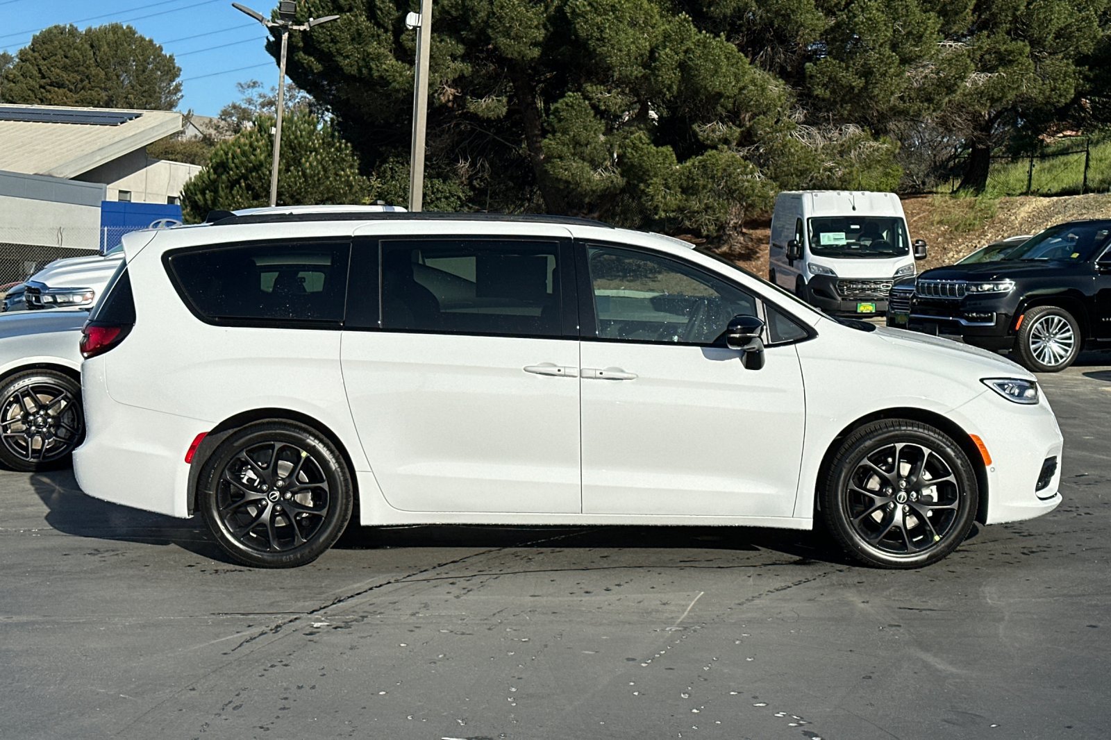 New 2026 Chrysler Pacifica Select w/ S Appearance Package FWD image 3