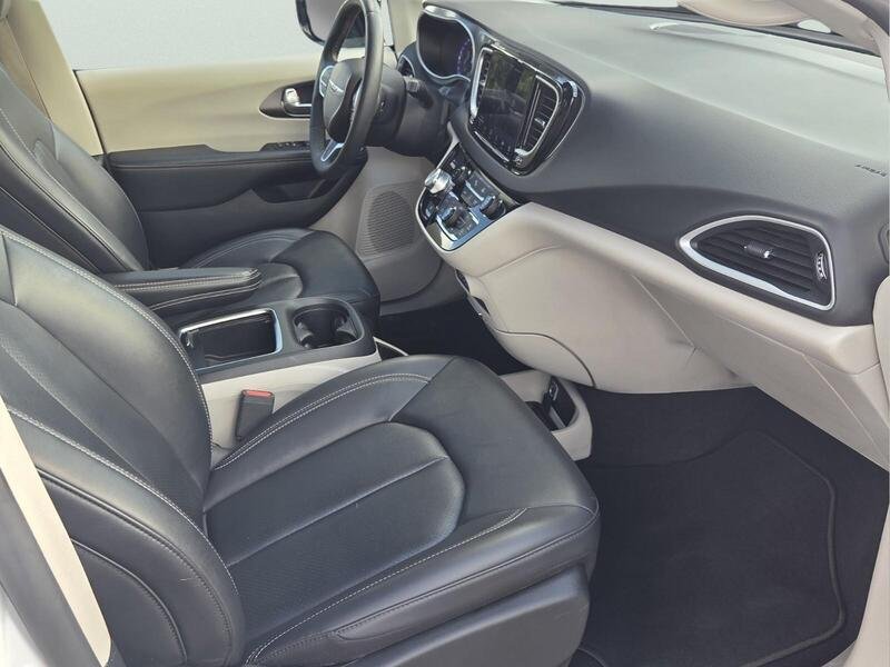 Used 2024 Chrysler Pacifica Touring-L FWD image 20