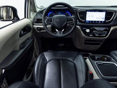 Used 2024 Chrysler Pacifica Touring-L image 3