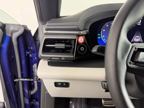 Certified 2025 Porsche Macan 4S Electric AWD/4WD image 26