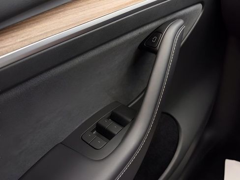 Used 2023 Tesla Model Y Standard Range image 18