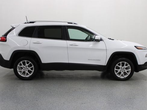 Used 2018 Jeep Cherokee Latitude Plus FWD image 2