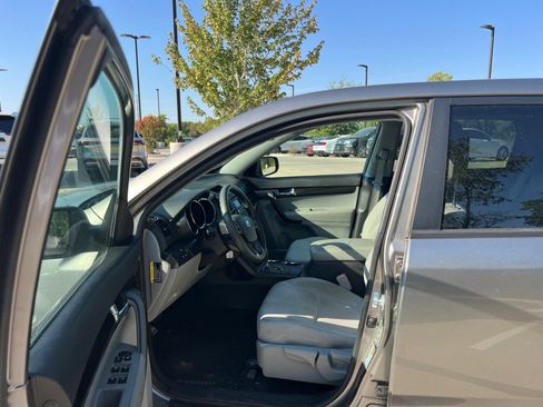 Used 2013 Kia Sorento LX w/ Value Pkg FWD image 21