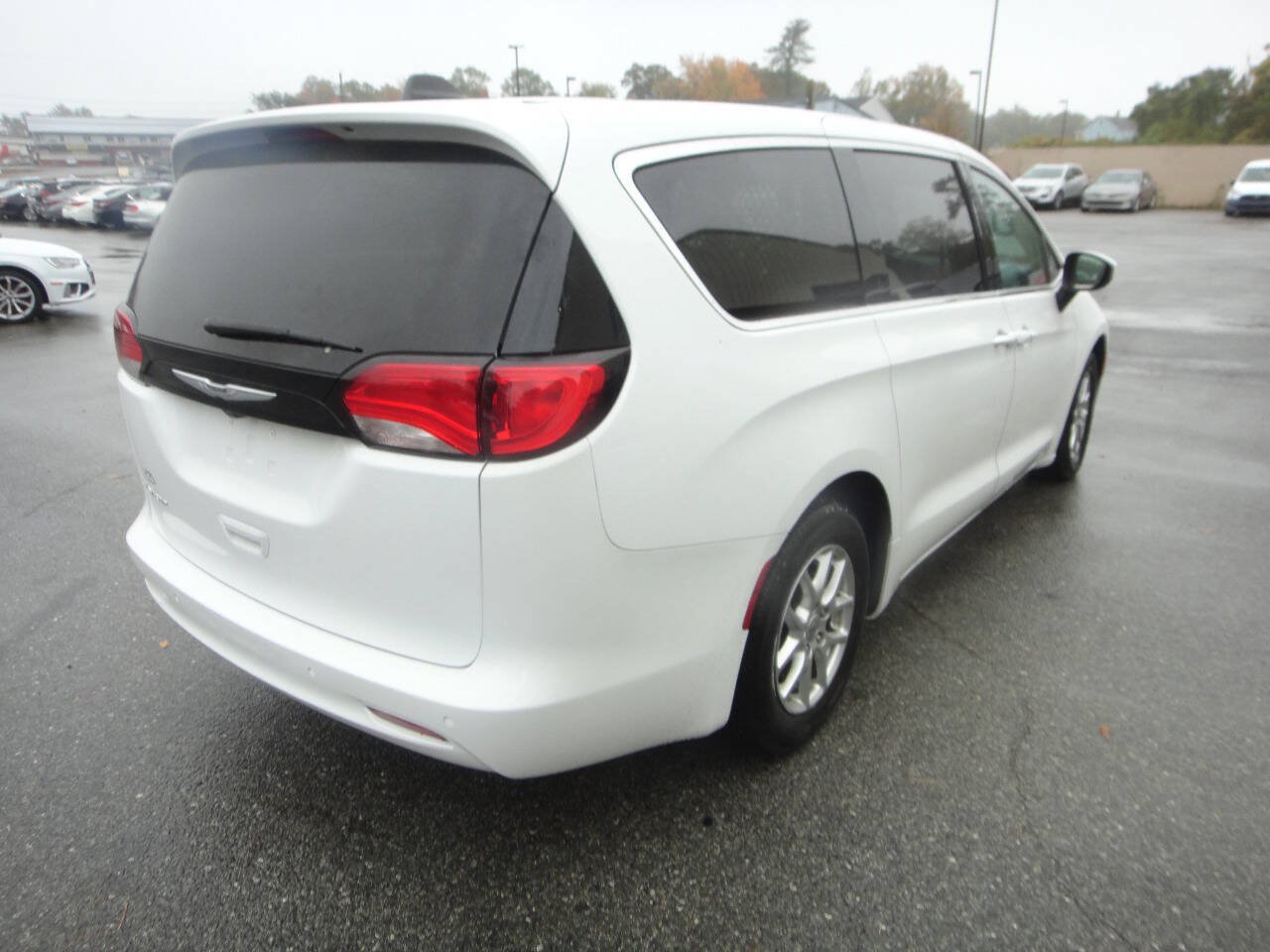 Used 2022 Chrysler Voyager LX FWD image 4