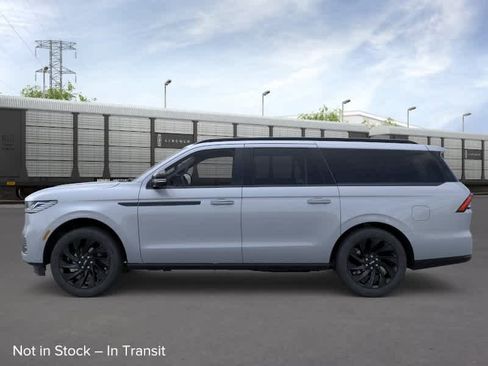 New 2026 Lincoln Navigator L Reserve AWD/4WD image 3