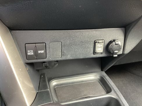 Used 2017 Toyota RAV4 LE FWD image 22
