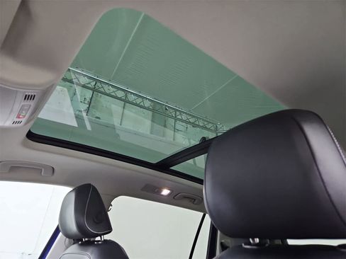 Used 2021 Volkswagen Tiguan SE image 19