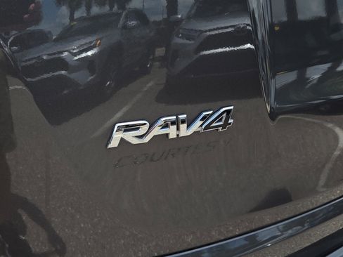 Used 2018 Toyota RAV4 XLE FWD image 30