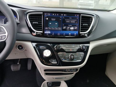 Used 2024 Chrysler Pacifica Touring-L image 15