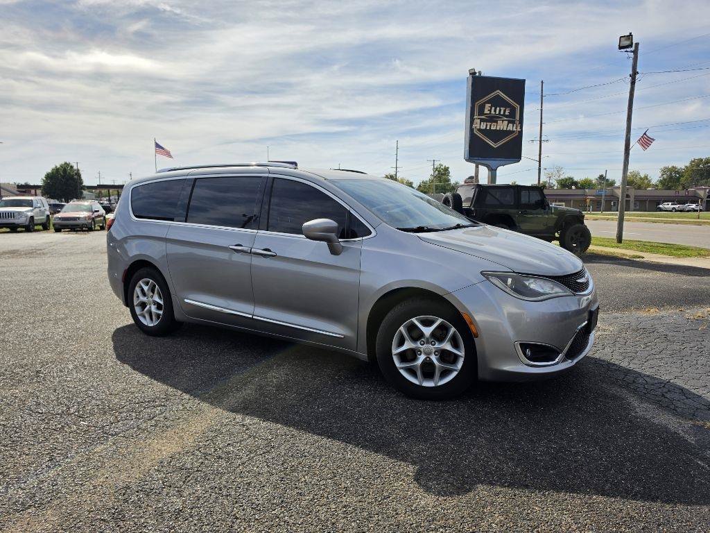 Used 2017 Chrysler Pacifica Touring-L Plus w/ Tire & Wheel Group FWD image 4