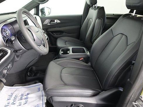 New 2025 Chrysler Pacifica Select image 11