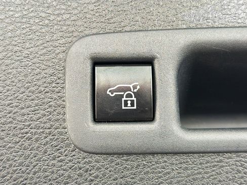 Used 2025 Toyota Sienna XLE image 12