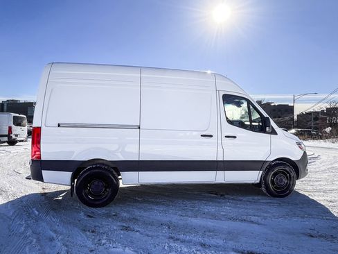 Used 2025 Mercedes-Benz Sprinter 2500 image 4